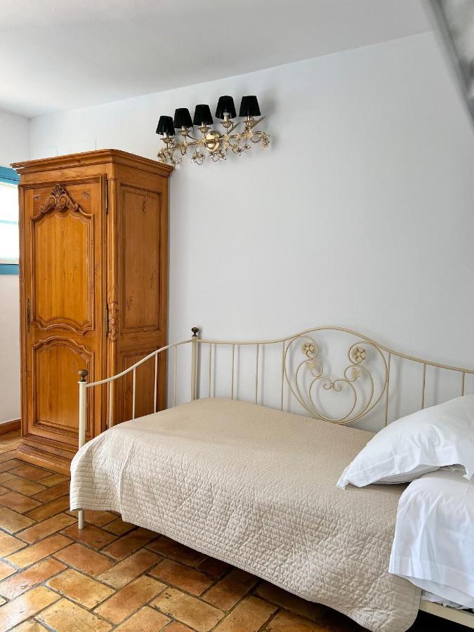 Hostal Servilia Carmona  Ngoại thất bức ảnh