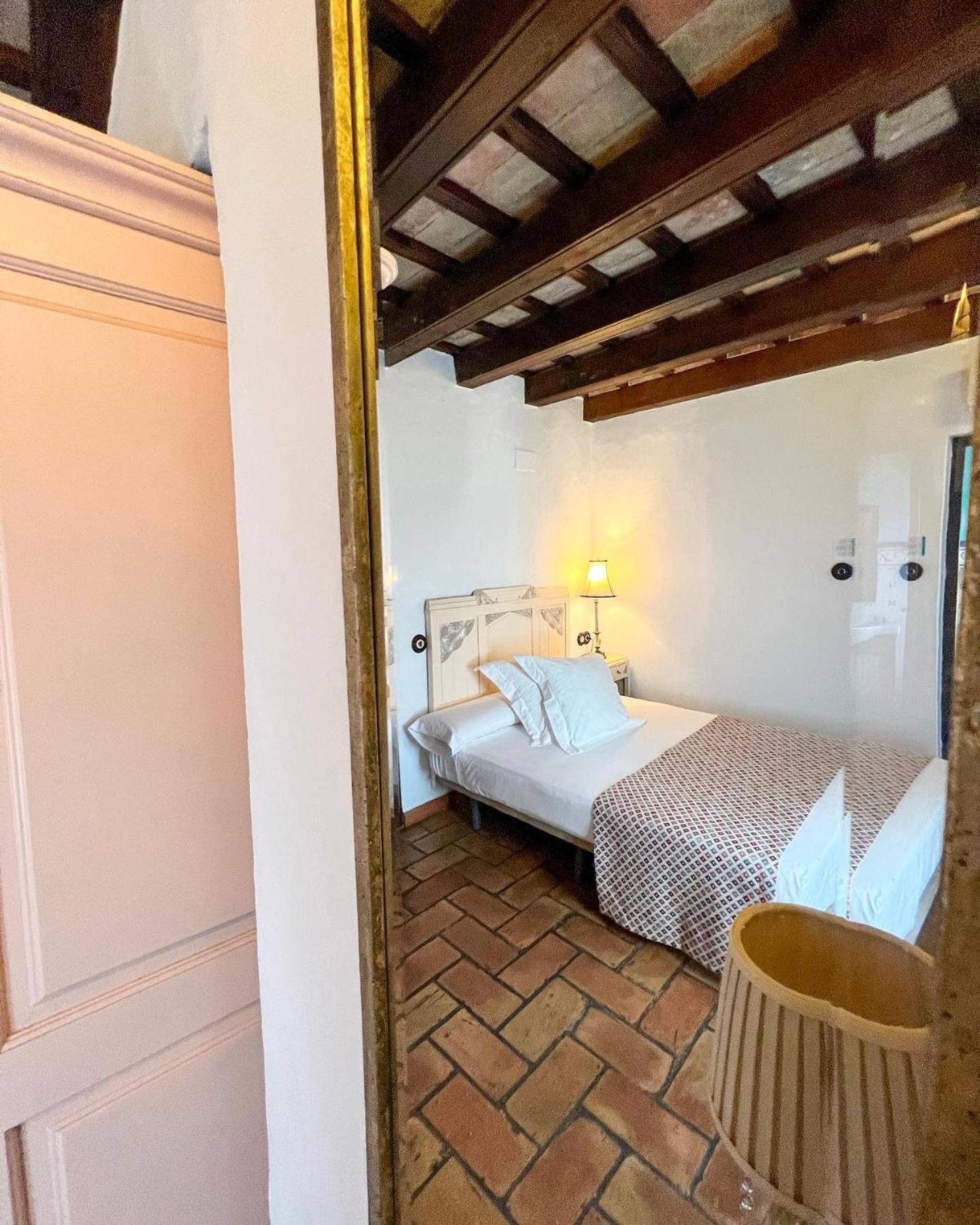 Hostal Servilia Carmona  Ngoại thất bức ảnh