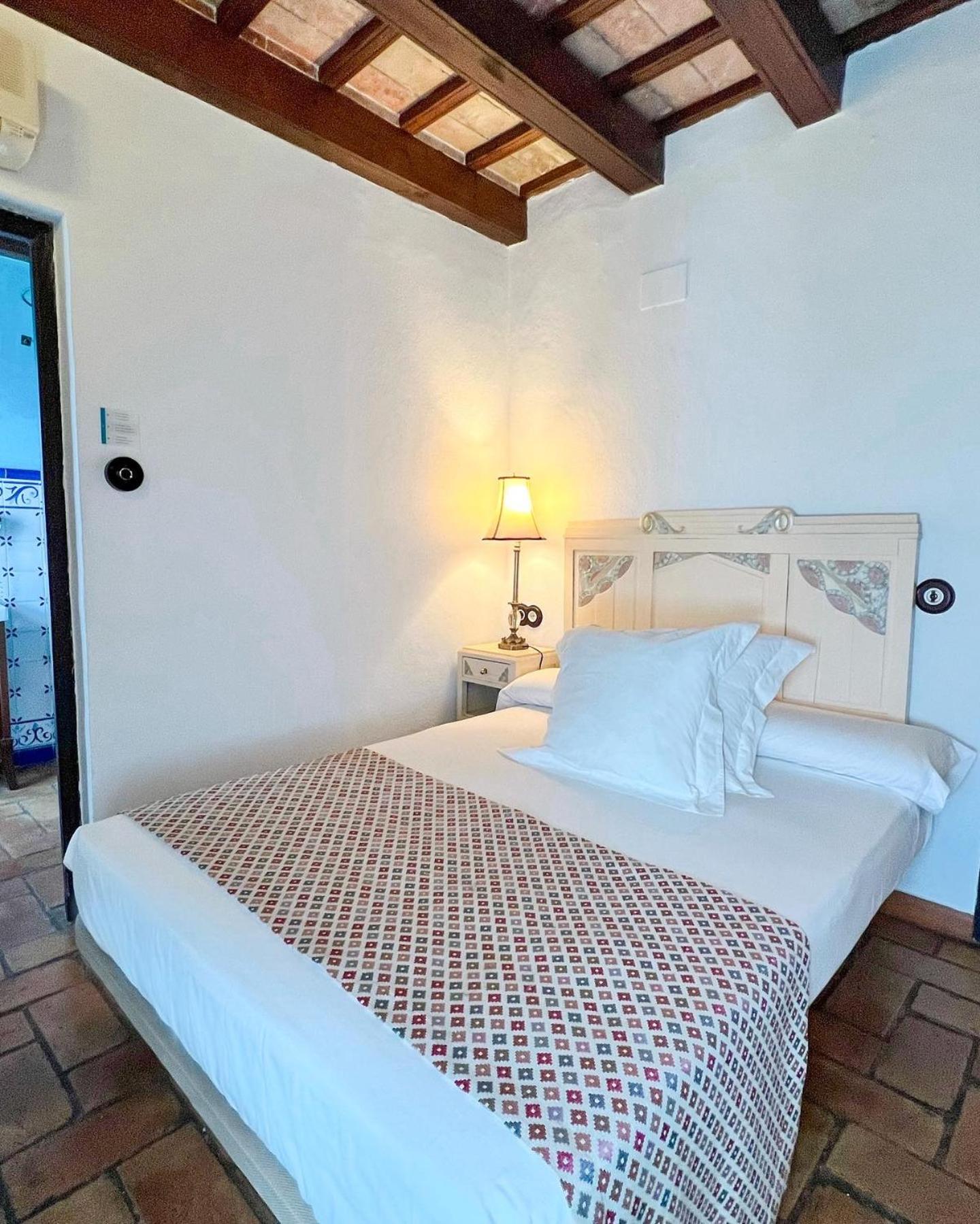 Hostal Servilia Carmona  Ngoại thất bức ảnh