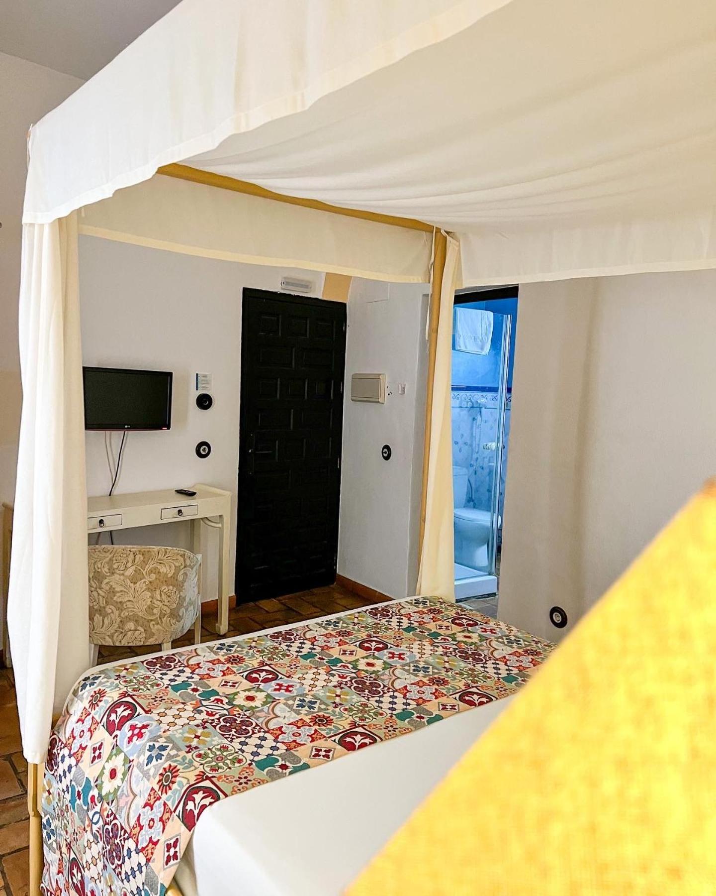 Hostal Servilia Carmona  Ngoại thất bức ảnh