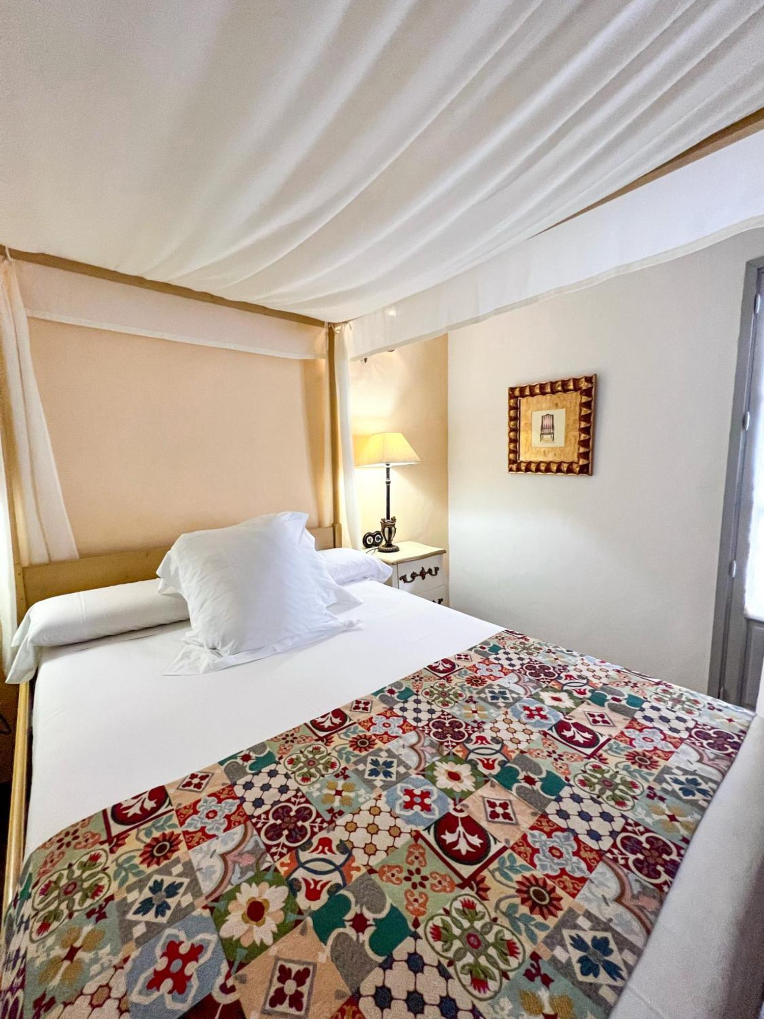 Hostal Servilia Carmona  Ngoại thất bức ảnh